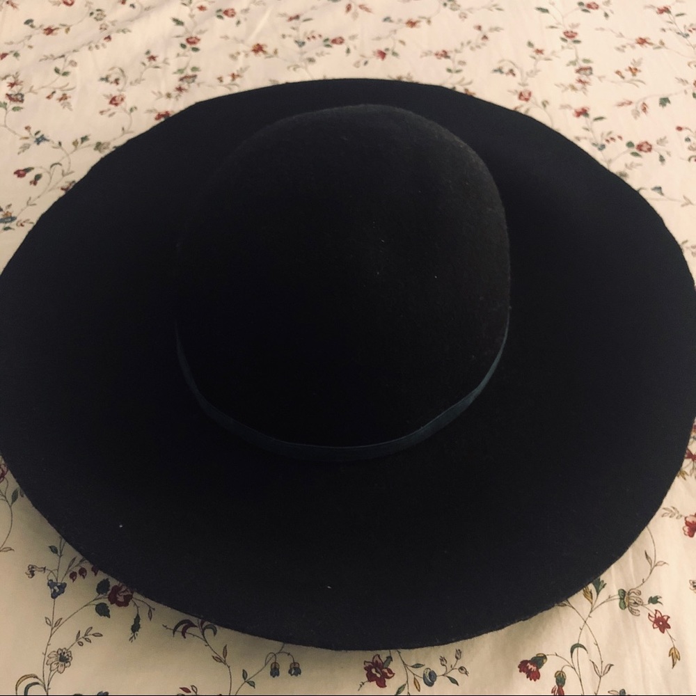 black floppy hat